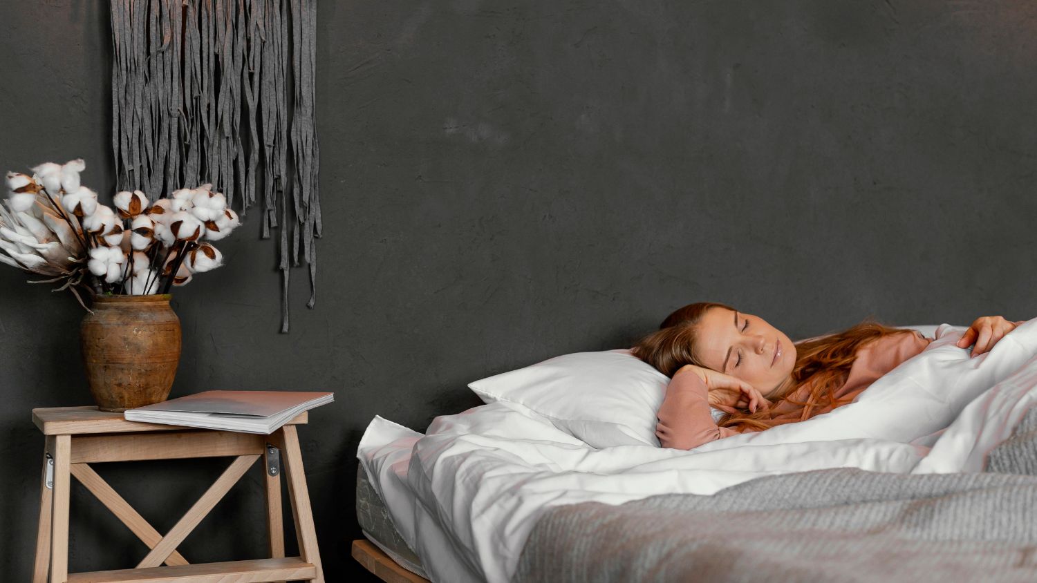 Kvinde sover roligt i soveværelse med god luftkvalitet, fravær af elektronik og naturlig indretning